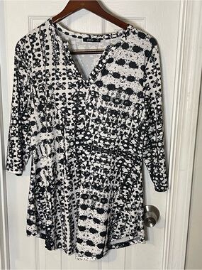 Lily Black & White Abstract Print V-Neck Tunic